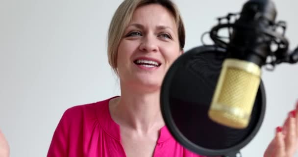 Présentateur Radio Femme Parlant Dans Microphone Studio Enregistrement Film Travaux — Video