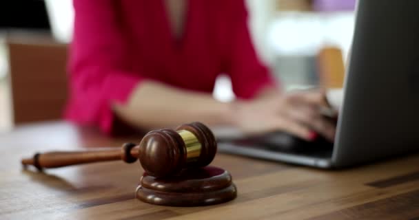 Gavel Judge Dizüstü Bilgisayarın Arkasındaki Kadının Arka Planına Karşı Yalan — Stok video