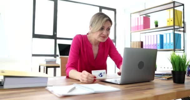 Zdenerwowana Kobieta Siedząca Laptopie Plastikową Kartą Kredytową Koncepcja Oszustwa Internetowego — Wideo stockowe