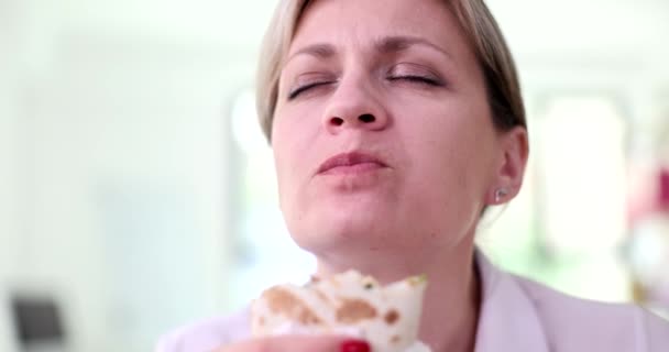 おいしい食欲をそそるシャワルマを食べ 味を楽しむ女性4K映画スローモーション ストリートフードのコンセプト — ストック動画