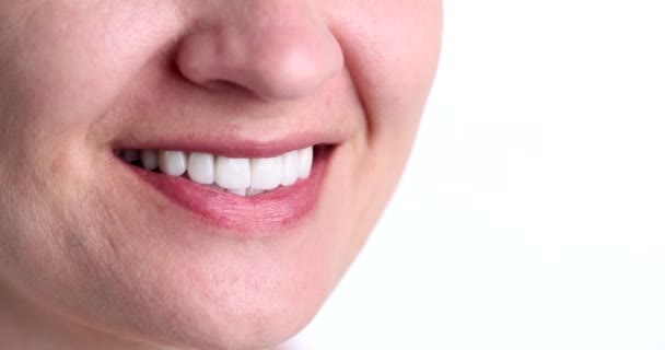 美しい雪の近くの歯の間のクリーニングのための歯間ブラシ白い女性の笑顔を閉じる4K映画スローモーション 衛生と口腔ケアの概念 — ストック動画