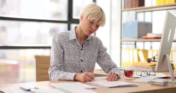 集中的な女性幹部は オフィスで文書の論文を証明します 製紙プロセスの概念 女性マネージャーは職場で生産と契約を管理します — ストック動画