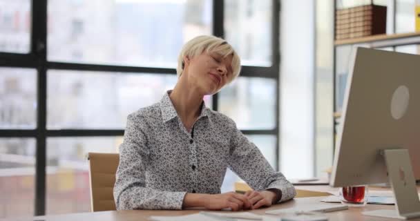 女工在休息时伸长脖子 坐在餐桌旁 坐在轻松的前提下 年轻的经理在工作场所锻炼肌肉 疲劳身体部分慢动作练习 — 图库视频影像