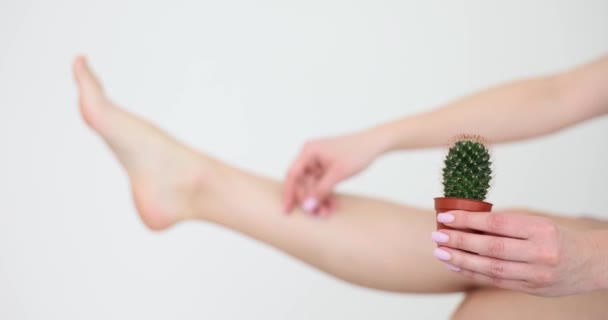 Žena Jemně Dotkne Nohy Drží Kaktus Bílém Pozadí Nemocná Žena — Stock video