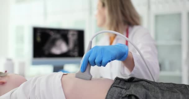 Uważny Lekarz Sprawdza Żołądek Dziecka Pomocą Nowoczesnego Sprzętu Ultrasonograficznego Kobieta — Wideo stockowe