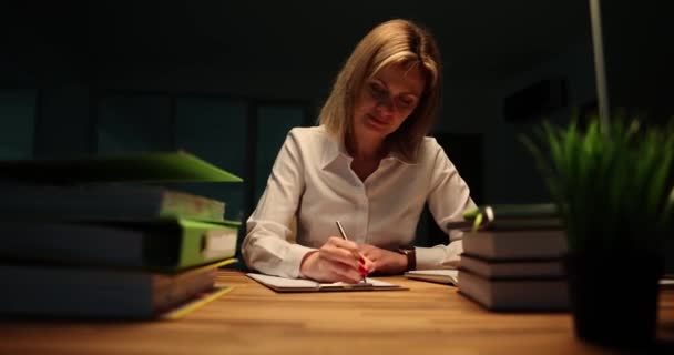 Konzentrierte Frau Schreibt Bericht Schreibtisch Sitzend Während Blitzlichtgewitter Dunklen Büro — Stockvideo
