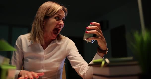 Mujer Asustada Comienza Gritar Mirando Hora Despertador Empleada Siente Aterrorizada — Vídeo de stock