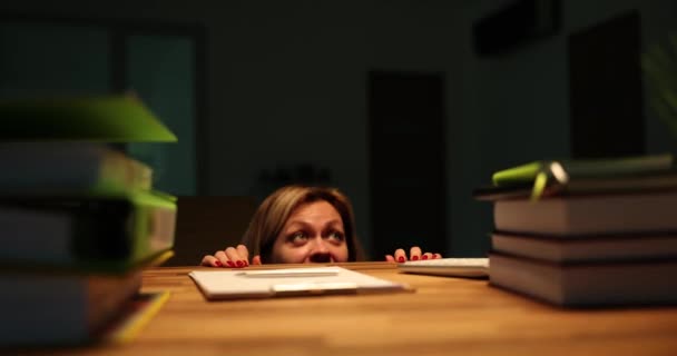 Mulher Assustada Esconde Debaixo Mesa Durante Assalto Escritório Noite Funcionária — Vídeo de Stock