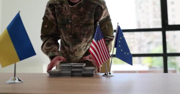 Ufficiale Militare Muove Pile Banconote Dollari Bordo Tavolo Con Bandiere — Video Stock