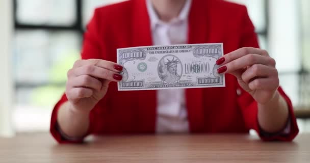 Бизнесмен Красной Куртке Держит Фальшивую Банкноту Руках Миллион Долларов Женщина — стоковое видео