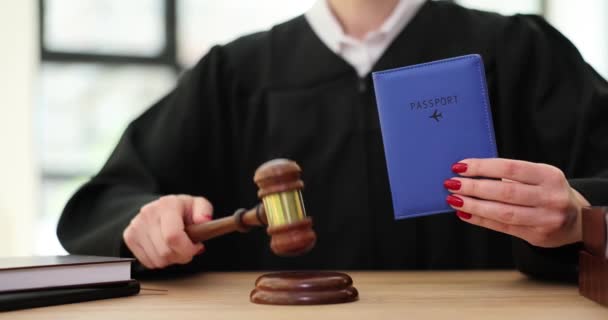 Δικαστής Χτυπά Gavel Ηχητικό Μπλοκ Κρατώντας Διεθνές Διαβατήριο Στο Χέρι — Αρχείο Βίντεο