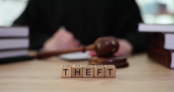 Word Theft Hecho Cubos Madera Contra Juez Escribiendo Sentencia Mazo — Vídeo de stock