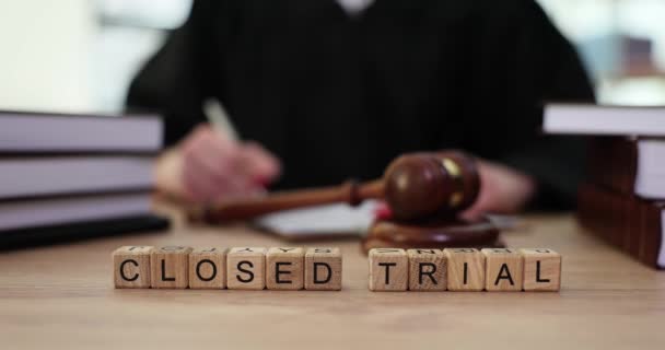 Worte Geschlossene Verfahren Aus Holzwürfeln Gegen Richter Schwarzem Mantel Schreiben — Stockvideo