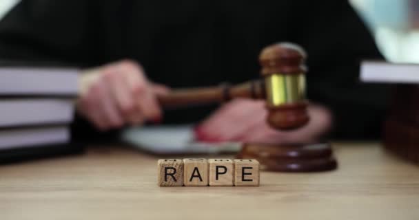 Word Vergewaltigung Aus Holzwürfeln Gegen Richter Die Hammer Auf Tonblock — Stockvideo