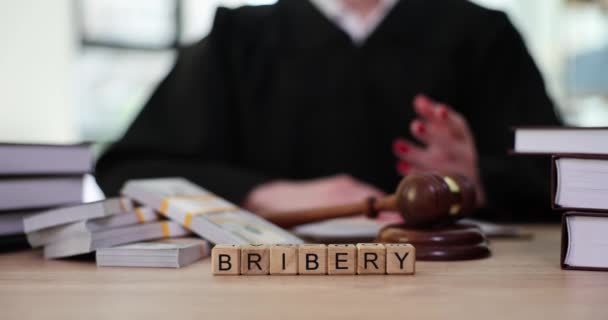 Wortbestechung Aus Holzwürfeln Gegen Geldstapel Und Richterspruch Urteil Wegen Korruption — Stockvideo