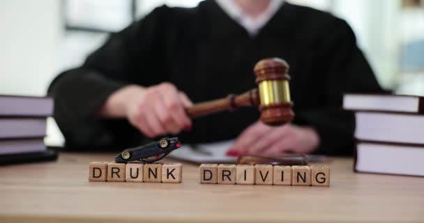 Worte Betrunkene Fahren Aus Holzwürfeln Gegen Richtergabel Bestrafung Unter Alkoholeinfluss — Stockvideo
