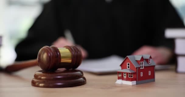 木槌上的声音块和房屋微型模型反对法官写在桌子上 离婚后的财产分割或所有者死亡缓慢动议 — 图库视频影像