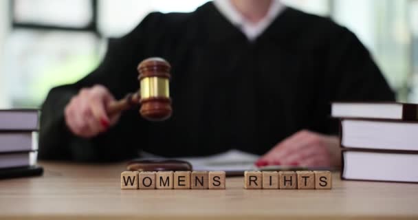 Szavak Womens Rights Készült Kockák Ellen Bíró Üti Kalapács Hangblokk — Stock videók