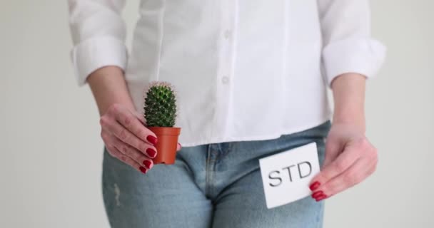 Donna Tiene Cactus Vaso Carta Con Iscrizione Std Persona Femminile — Video Stock