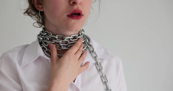 Kvinnan Lägger Handen Halsen Bunden Med Kedjeöppnande Mun Kvinnlig Person — Stockvideo