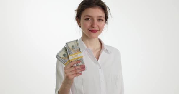 Mujer Satisfecha Sostiene Pilas Billetes Dólar Mano Mirando Cámara Sonriendo — Vídeos de Stock