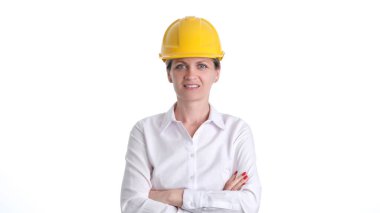 Beyaz arka planda sarı koruyucu inşaat şapkalı kadın mühendis. İnşaat alanında güvenlik