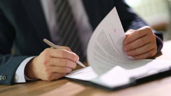 Biznesmen Przeglądający Papierowe Dokumenty Podpisujący Umowę Zamknięcie Biura Warunki Prawne — Zdjęcie stockowe