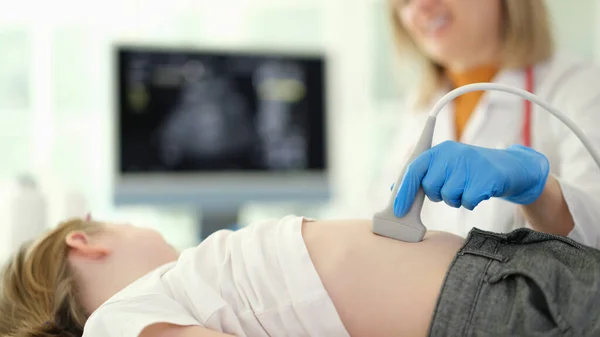 Orvos Hasi Ultrahang Vizsgálatot Végez Gyermek Belső Szervein Klinika Közelében — Stock Fotó
