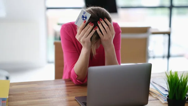 Rozrušená Žena Sedící Laptopu Kreditkou Držící Hlavu Koncept Internetového Podvodu — Stock fotografie