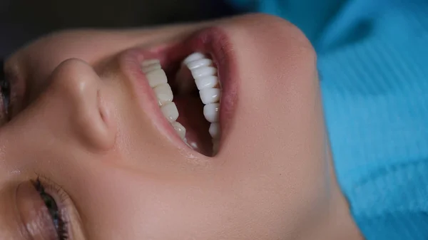 Pacjent Otwartymi Ustami Okleiną Żuchwie Dolnej Podczas Wizyty Dentysty Pobliżu — Zdjęcie stockowe
