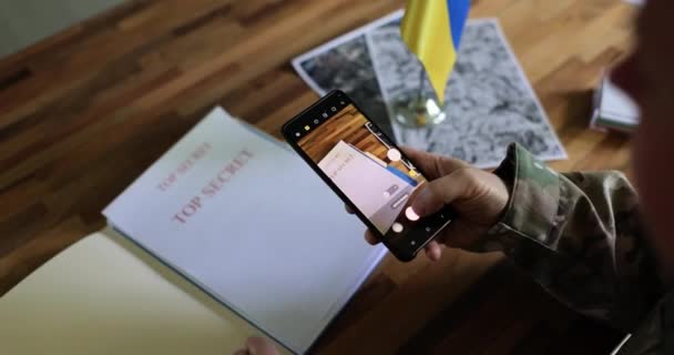 าหน ทหารถ ายภาพเอกสารล ดยอดเก ยวก บการต านการปล นทางโทรศ ของย เครน — วีดีโอสต็อก