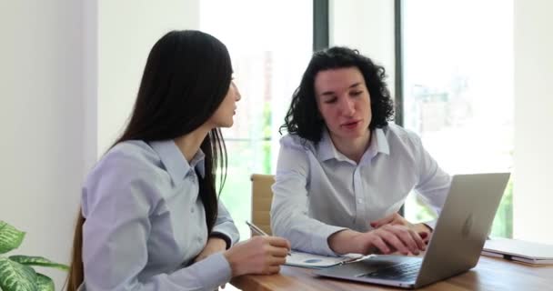 Erkek Yönetici Şirket Işlerinin Detaylarını Açık Ofiste Masada Oturan Bayan — Stok video