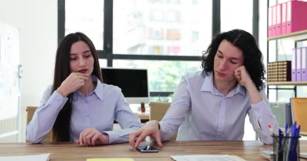 Znudzona Para Pracowników Biurowych Czeka Ważny Telefon Mężczyzna Kobieta Pracownicy — Wideo stockowe