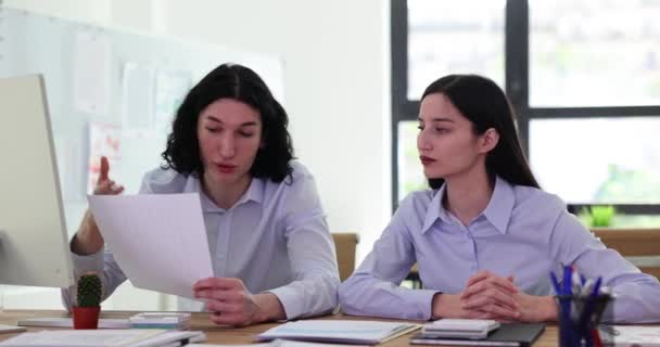 Ein Paar Büroangestellte Diskutieren Papiere Und Überlegen Lösungen Genervter Männlicher — Stockvideo