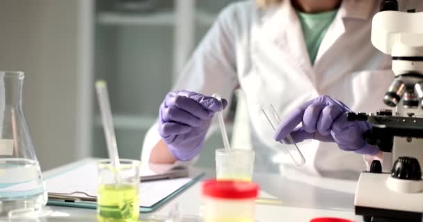 Pracownik Laboratorium Pobiera Próbkę Moczu Pipetą Wlewającą Się Szklanej Rurki — Wideo stockowe