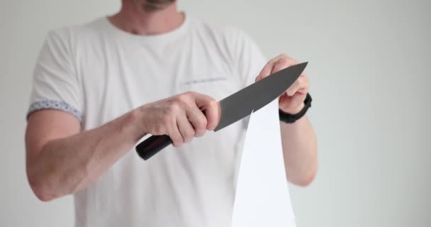 Muž Krájí List Papíru Ostrým Nožem Lehkém Studiu Osoba Zkoumá — Stock video