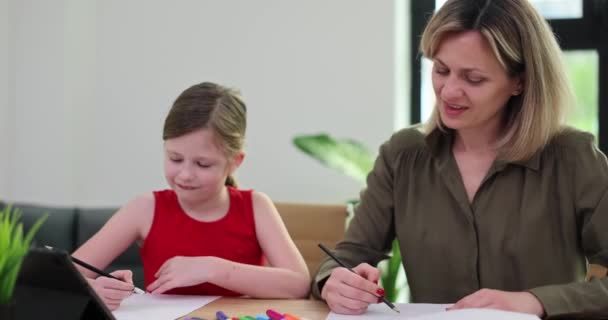 Θετική Γυναίκα Βοηθά Κοριτσάκι Κάνει Μαθήματά Του Χρησιμοποιώντας Tablet Δάσκαλος — Αρχείο Βίντεο