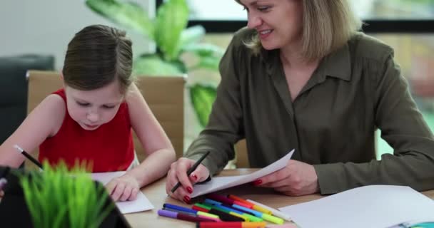 Χαμογελαστή Μητέρα Βοηθάει Την Κόρη Κάνει Μαθήματά Της Χρησιμοποιώντας Τάμπλετ — Αρχείο Βίντεο