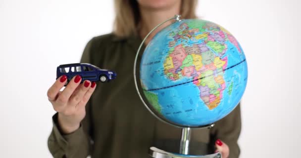 Vrouw Toont Suv Auto Aarde Bol Lichte Achtergrond Internationaal Reizen — Stockvideo