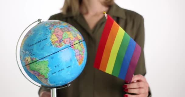 Mujer Sostiene Bandera Del Mundo Orgullo Lgbt Sobre Fondo Blanco — Vídeos de Stock
