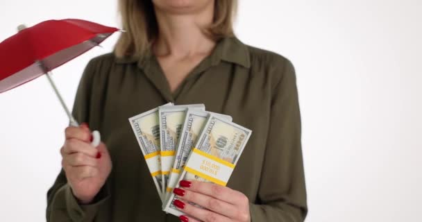 Γυναίκα Δολάριο Ανεμιστήρα Και Κόκκινη Ομπρέλα Λευκό Φόντο Οικονομική Ασφάλεια — Αρχείο Βίντεο