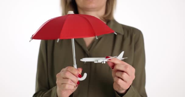 Lady Houdt Rode Paraplu Speelgoed Vliegtuig Witte Achtergrond Verzekeringsbeleid Voor — Stockvideo