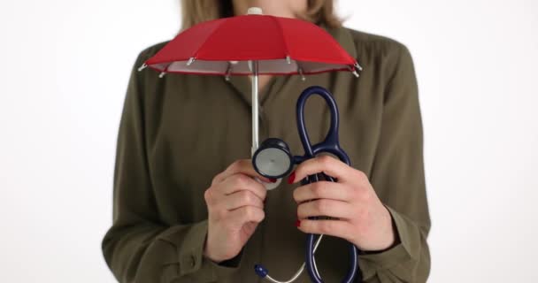 Mujer Manos Sostiene Estetoscopio Médico Paraguas Pie Sobre Fondo Blanco — Vídeos de Stock