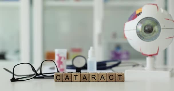 Word Cataract Побудований Дерев Яних Кубиків Проти Офтальмологічного Обладнання Окулярів — стокове відео