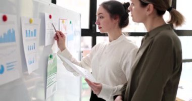 Meslektaşlar soruşturma kağıtlarına bakarak istatistikleri karşılaştırır. Kadınlar yavaş çekim iş optimizasyonu üzerine çalışan verileri analiz ederler