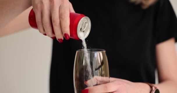 女性の手はソーダ缶から白砂糖をガラスに注ぐ 甘い炭酸飲料中の高糖含有量 有害性の概念と今後の糖尿病の促進 — ストック動画