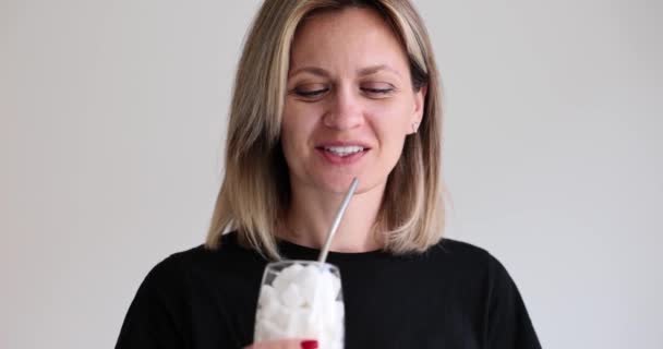 Mulher Positiva Bebe Usando Palha Vidro Cheio Cubos Açúcar Contra — Vídeo de Stock