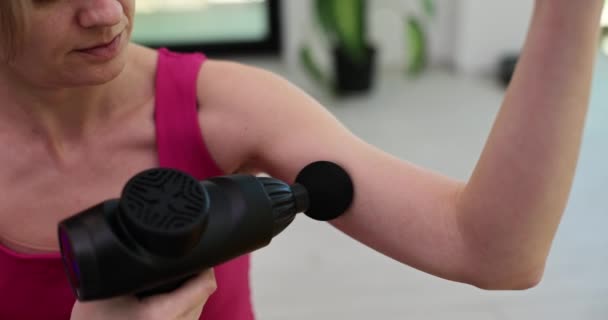 Mulher Faz Massagem Braço Celulite Usando Dispositivo Massageador Percussão Premissa — Vídeo de Stock