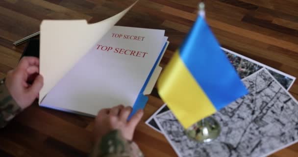 사령관은 역습에 문서를 연구하고 테이블에 우크라이나 — 비디오