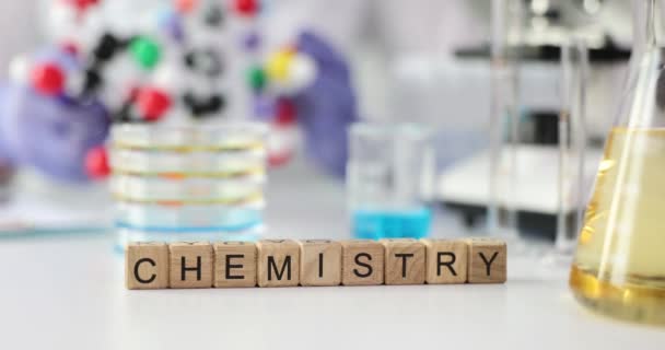 Word Chemistry Készült Kockák Fehér Asztal Ellen Üvegáruk Folyadékok Laboratóriumi — Stock videók